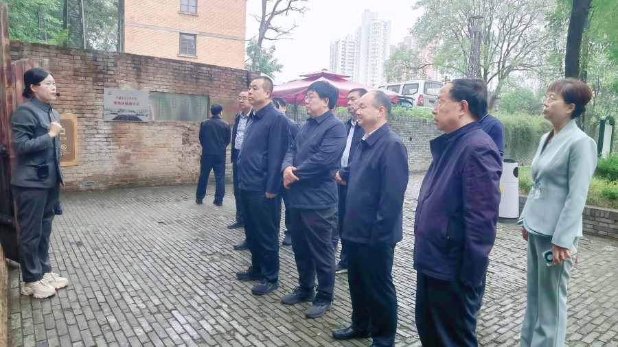 商洛市政协党组书记、主席王宁岗一行考察金台区长乐塬抗战工业遗址